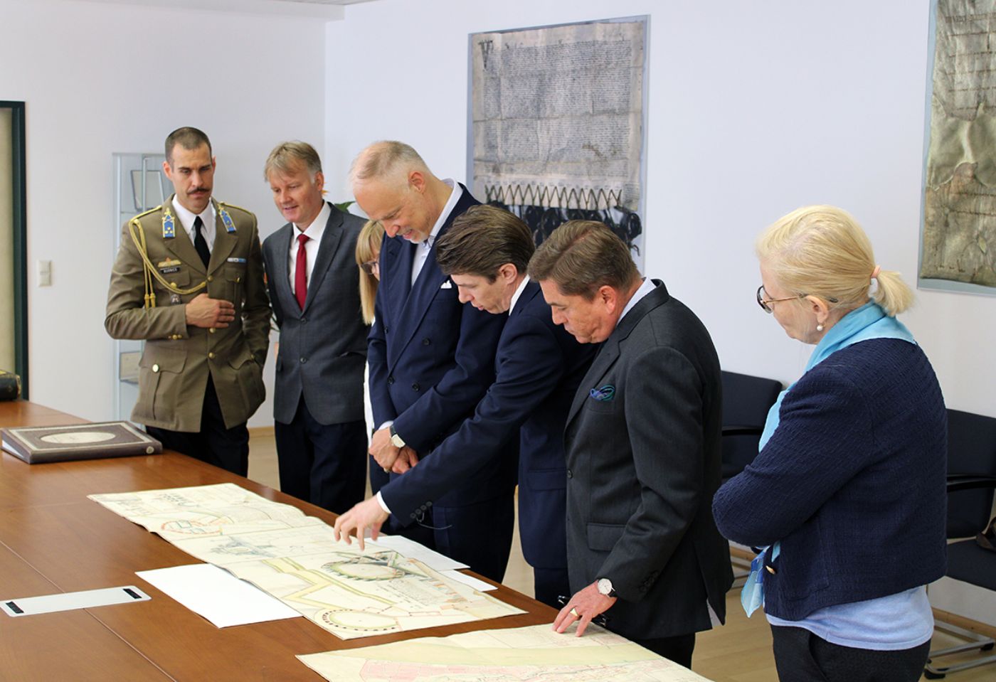 Der ungarische Verteidigungsminister Kristóf Szalay-Bobrovniczky bei der Recherche im ÖStA